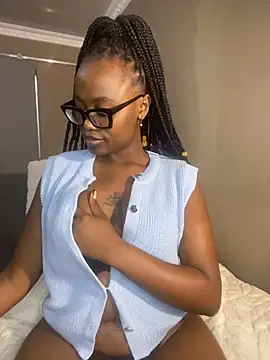 Snapshot of Moonzy77 chatting on November 17, 10:48 pm Moonzy77 online show from November 17, 10:48 pm