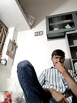 Snapshot of RotundHeadway chatting on November 14, 1:43 pm RotundHeadway online show from November 14, 1:43 pm