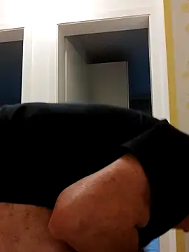 Snapshot of Oldmenhot66 chatting on October 17, 4:20 pm Oldmenhot66 online show from October 17, 4:20 pm