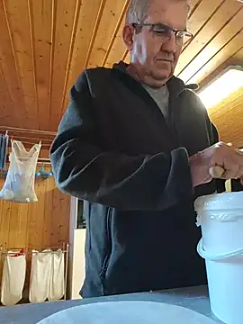 Snapshot of Oldmenhot66 chatting on November 6, 7:53 am Oldmenhot66 online show from November 6, 7:53 am