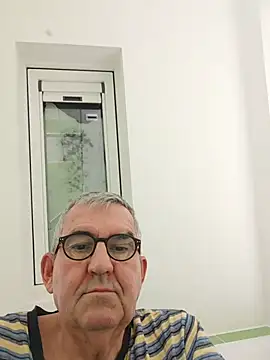 Snapshot of Oldmenhot66 chatting on November 24, 5:40 am Oldmenhot66 online show from November 24, 5:40 am