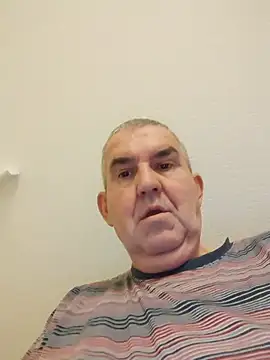 Snapshot of Oldmenhot66 chatting on December 23, 5:16 am Oldmenhot66 online show from December 23, 5:16 am