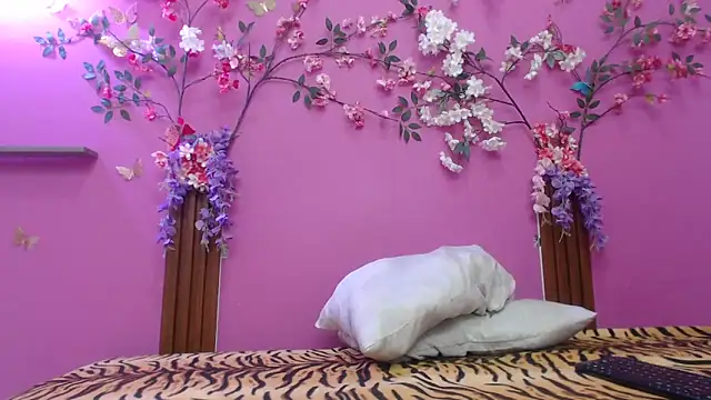 skinnysofia18 online show from February 11, 1:27 pm