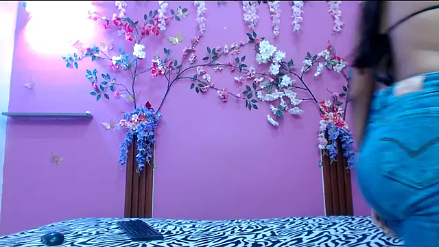 skinnysofia18 online show from April 8, 1:33 pm