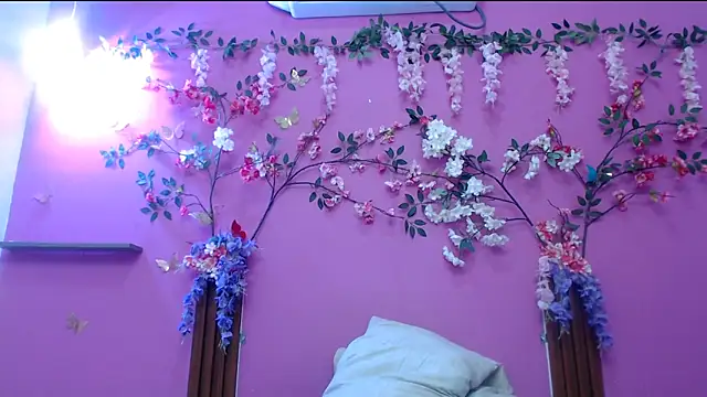 skinnysofia18 online show from April 18, 1:59 pm