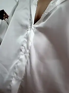 Snapshot of Yui-Linh chatting on September 21, 10:39 am Yui-Linh online show from September 21, 10:39 am