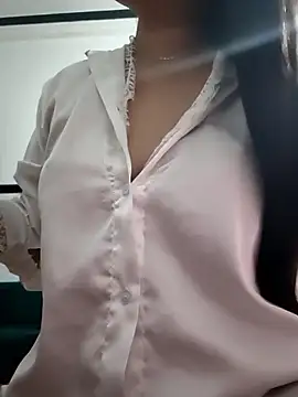 Snapshot of Yui-Linh chatting on October 29, 8:16 am Yui-Linh online show from October 29, 8:16 am