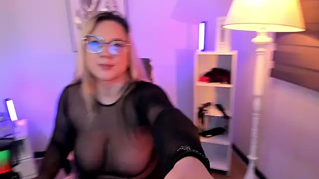 hollie joliie online show from April 1, 12:17 pm