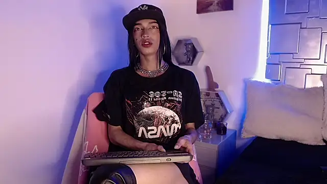 Snapshot of Trinity_Knox chatting on October 20, 3:56 pm Trinity Knox online show from October 20, 3:56 pm