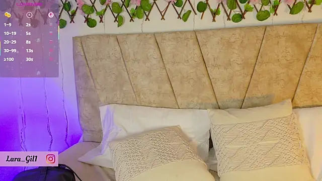 Snapshot of LaraGiil chatting on September 19, 1:01 pm LaraGiil online show from September 19, 1:01 pm