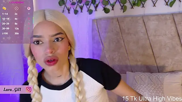 Snapshot of LaraGiil chatting on September 24, 1:36 pm LaraGiil online show from September 24, 1:36 pm