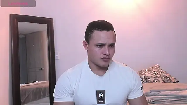 Snapshot of KingLevi01 chatting on September 19, 10:32 pm KingLevi01 online show from September 19, 10:32 pm