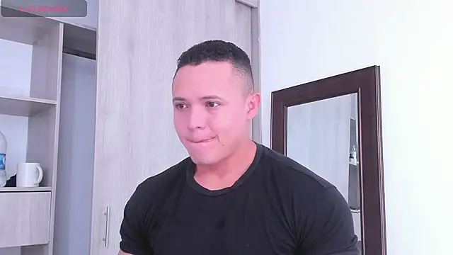 Snapshot of KingLevi01 chatting on September 29, 2:11 pm KingLevi01 online show from September 29, 2:11 pm