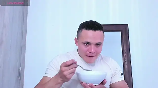 Snapshot of KingLevi01 chatting on October 2, 9:11 pm KingLevi01 online show from October 2, 9:11 pm