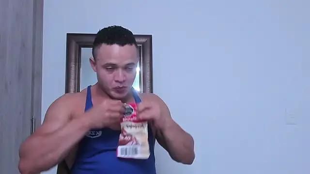 Snapshot of KingLevi01 chatting on October 16, 10:33 pm KingLevi01 online show from October 16, 10:33 pm