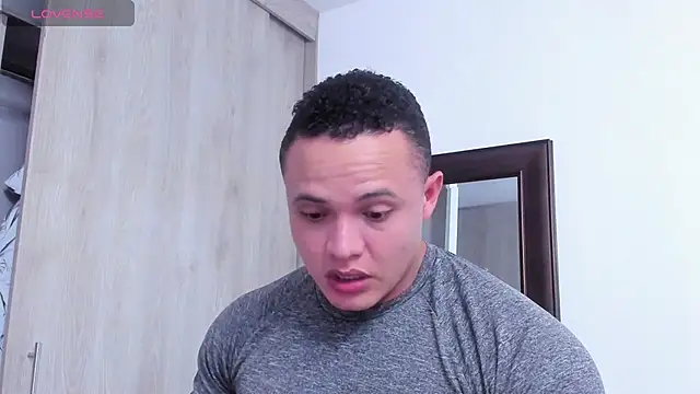 Snapshot of KingLevi01 chatting on November 6, 9:59 pm KingLevi01 online show from November 6, 9:59 pm