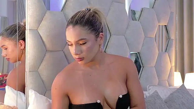 NicoleArmani online show from April 13, 5:18 pm