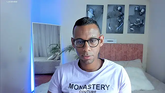 Snapshot of KingEdward_ chatting on October 4, 10:13 am KingEdward online show from October 4, 10:13 am