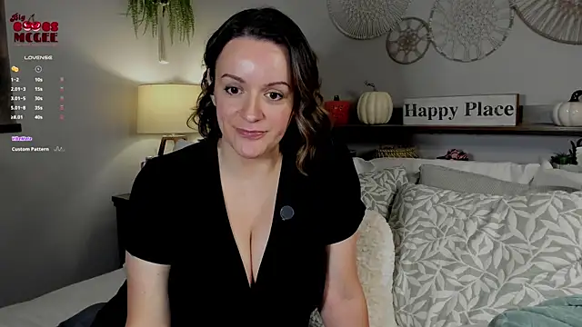 Snapshot of BigBoobsMcGee chatting on November 12, 1:28 am BigBoobsMcGee online show from November 12, 1:28 am