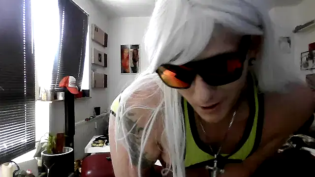 Snapshot of hellgirl1980 chatting on September 22, 11:23 am hellgirl1980 online show from September 22, 11:23 am