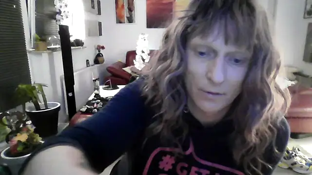 Snapshot of hellgirl1980 chatting on October 15, 1:28 am hellgirl1980 online show from October 15, 1:28 am