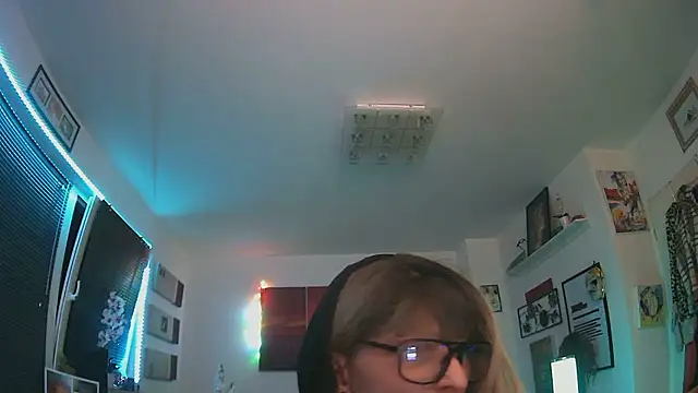 Snapshot of hellgirl1980 chatting on October 19, 7:58 pm hellgirl1980 online show from October 19, 7:58 pm
