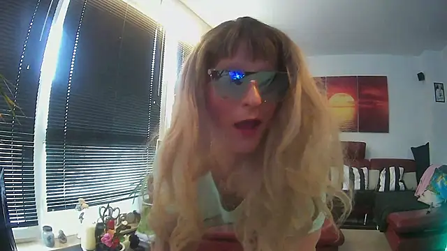 Snapshot of hellgirl1980 chatting on October 20, 10:38 am hellgirl1980 online show from October 20, 10:38 am