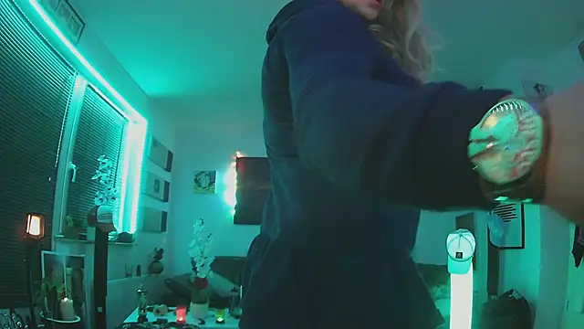 Snapshot of hellgirl1980 chatting on October 22, 8:08 pm hellgirl1980 online show from October 22, 8:08 pm