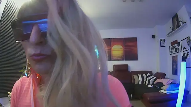 Snapshot of hellgirl1980 chatting on October 28, 10:01 pm hellgirl1980 online show from October 28, 10:01 pm