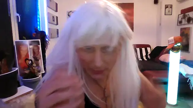 Snapshot of hellgirl1980 chatting on October 31, 2:12 am hellgirl1980 online show from October 31, 2:12 am