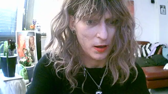 Snapshot of hellgirl1980 chatting on November 1, 1:35 pm hellgirl1980 online show from November 1, 1:35 pm