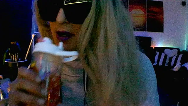 Snapshot of hellgirl1980 chatting on November 4, 9:47 pm hellgirl1980 online show from November 4, 9:47 pm