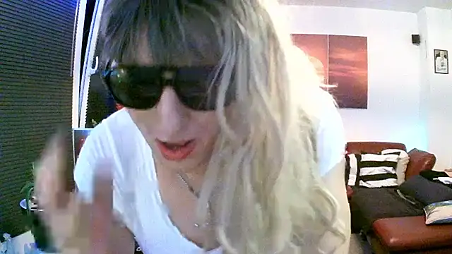 Snapshot of hellgirl1980 chatting on November 8, 12:22 am hellgirl1980 online show from November 8, 12:22 am