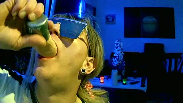 Snapshot of hellgirl1980 chatting on November 11, 7:47 pm hellgirl1980 online show from November 11, 7:47 pm