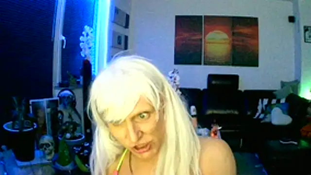 Snapshot of hellgirl1980 chatting on November 19, 4:23 am hellgirl1980 online show from November 19, 4:23 am