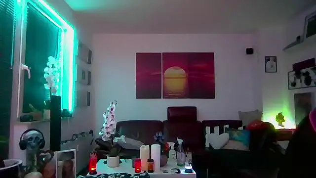 Snapshot of hellgirl1980 chatting on November 19, 11:05 pm hellgirl1980 online show from November 19, 11:05 pm