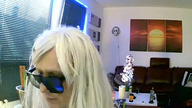 Snapshot of hellgirl1980 chatting on November 25, 7:41 am hellgirl1980 online show from November 25, 7:41 am