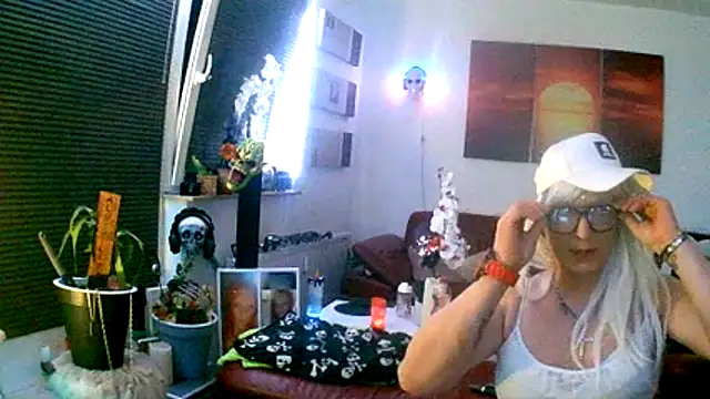 Snapshot of hellgirl1980 chatting on November 28, 9:50 pm hellgirl1980 online show from November 28, 9:50 pm