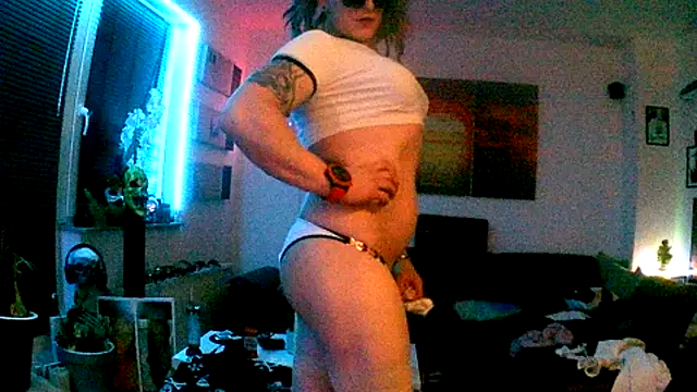 Snapshot of hellgirl1980 chatting on December 1, 6:24 pm hellgirl1980 online show from December 1, 6:24 pm