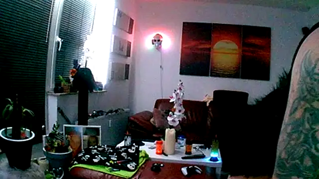 Snapshot of hellgirl1980 chatting on December 4, 1:26 am hellgirl1980 online show from December 4, 1:26 am