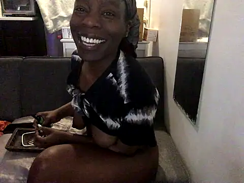 Snapshot of littyleesh1 chatting on December 19, 11:28 am littyleesh1 online show from December 19, 11:28 am