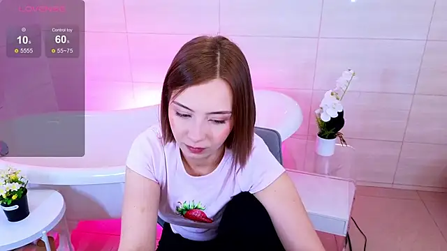 Snapshot of LumMina chatting on October 5, 10:02 am LumMina online show from October 5, 10:02 am