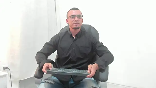 Snapshot of johan_miller0 chatting on November 8, 4:23 am johan miller0 online show from November 8, 4:23 am