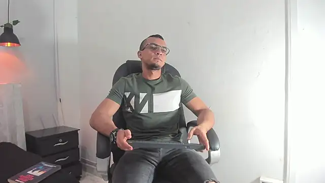 Snapshot of johan_miller0 chatting on November 22, 12:48 pm johan miller0 online show from November 22, 12:48 pm