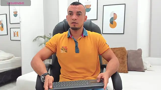 Snapshot of johan_miller0 chatting on November 28, 5:59 pm johan miller0 online show from November 28, 5:59 pm