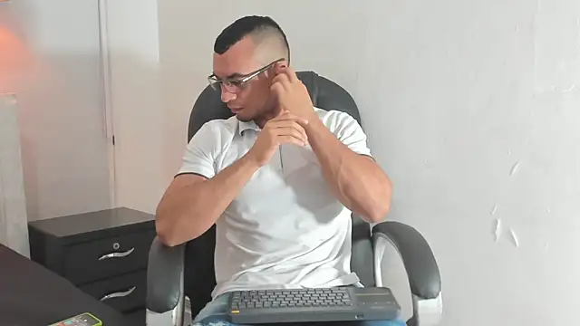 Snapshot of johan_miller0 chatting on November 29, 12:08 pm johan miller0 online show from November 29, 12:08 pm