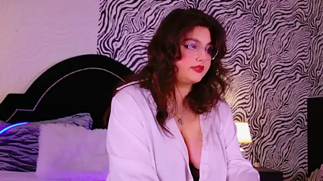 Snapshot of UR_BELLA chatting on November 6, 1:45 pm UR BELLA online show from November 6, 1:45 pm