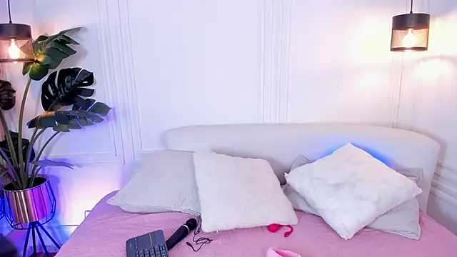 Dafne Hillss online show from November 10, 1:43 pm