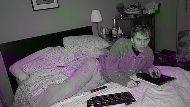 Snapshot of scottishtwink01 chatting on November 7, 3:12 pm scottishtwink01 online show from November 7, 3:12 pm