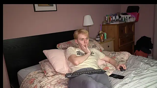 Snapshot of scottishtwink01 chatting on December 5, 2:36 pm scottishtwink01 online show from December 5, 2:36 pm